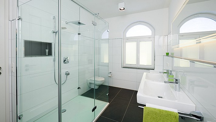 Großzügige Waschtische und eine moderne Dusche im lichten Badezimmer des Erdgeschoss.