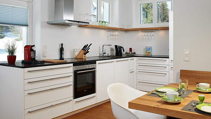 Die moderne Küche in der EG-Wohnung bietet viel Platz und ist bestens ausgestattet.
