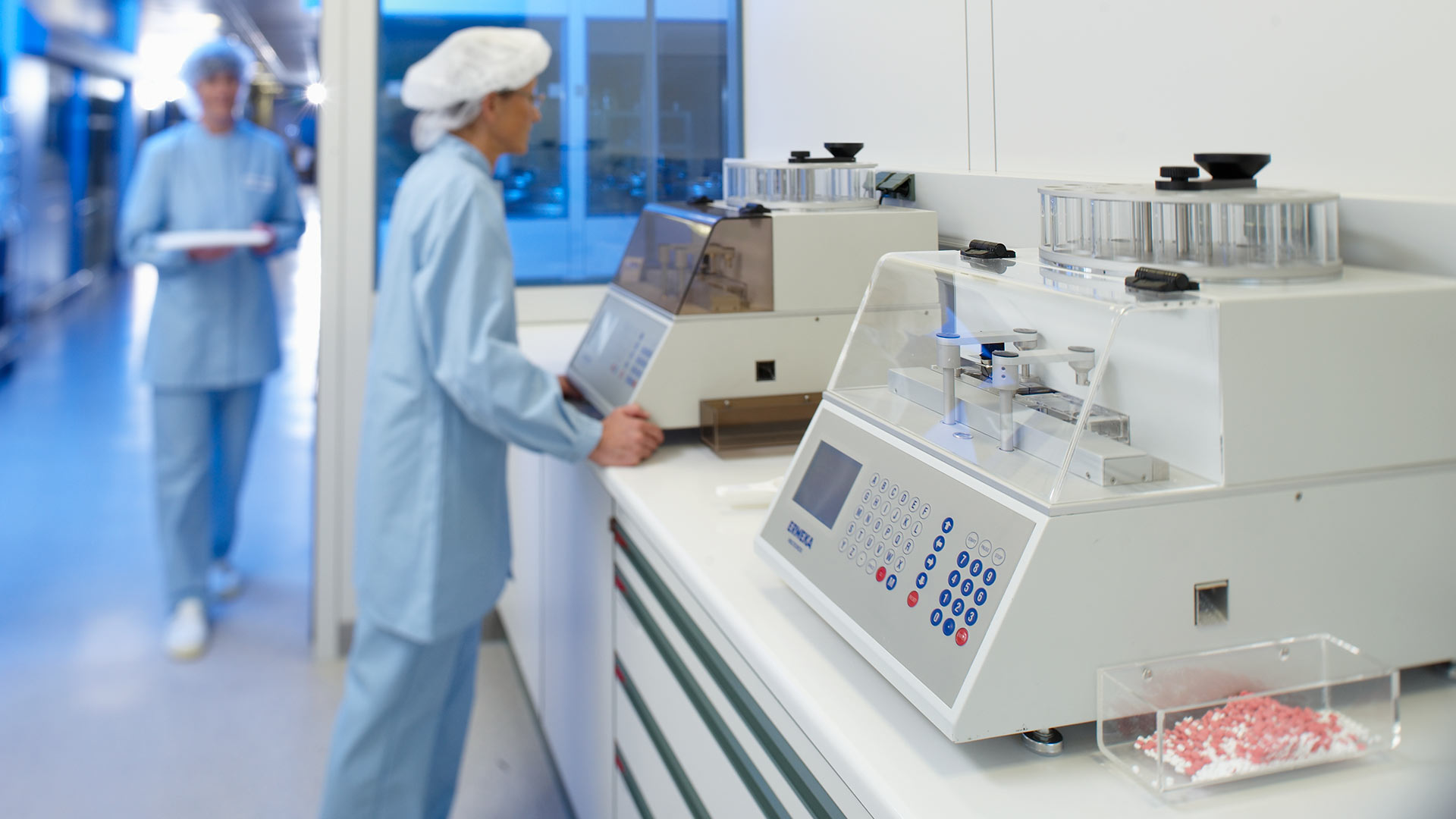 Labormessgeräte zur Qualitätssicherung mit Mitarbeitern.