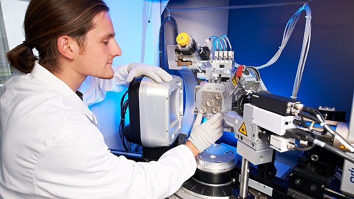 Mit dem Mikrodiffraktometer werden ultrafeine Gefüge analysiert.