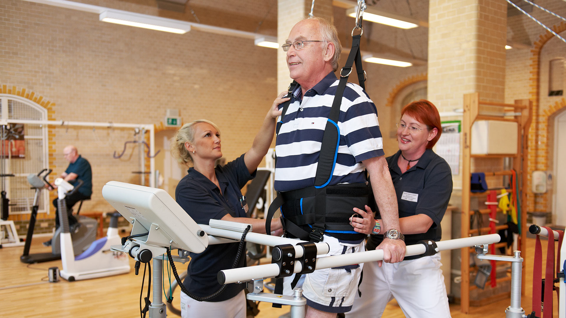 Nach einem Schlaganfall trainiert dieser Patient mit tatkräftiger Unterstützung auf dem Laufband.