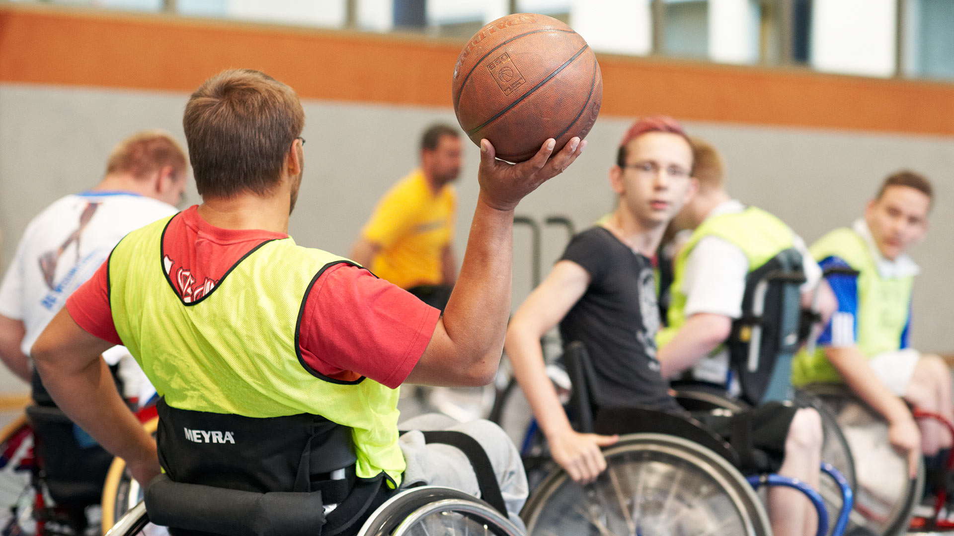 Beim Rollstuhl-Basketball geht es rasant zu, so dass der Fotograf kaum hinterherkommt.