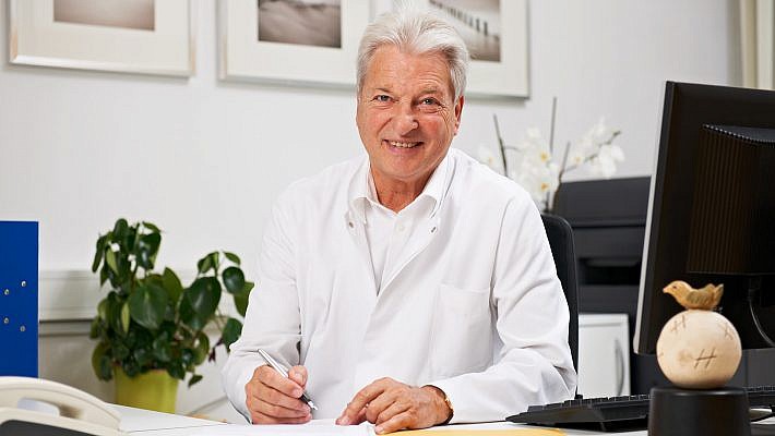 Chefarzt Prof. Dr. med. habil. Axel Rolle in seinem Büro.