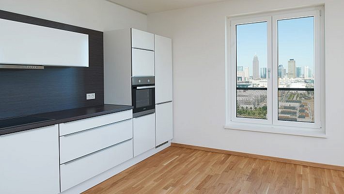 Blick aus der Küche im obersten Stockwerk des WESTSIDE TOWER in Richtung Frankfurter Skyline.