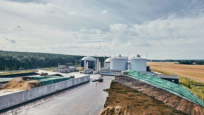 Impressionen vom Arbeitsalltag auf der Biogasanlage. Der Grünschnitt oder der Mais wird angeliefert, eingelagert und später industriell vergoren. Industrieaufnahmen in so einem Umfeld verlangen schnelles Reagieren und robuste Technik.Industriefotograf am Anschlag.