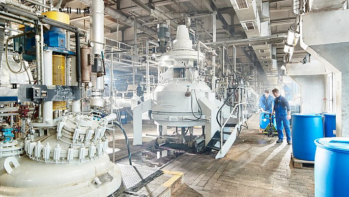 Die große Maschinenhalle der Organica. Pure Industrie. Industriefoto für die Imagekampagne der Organica Feinchemie.