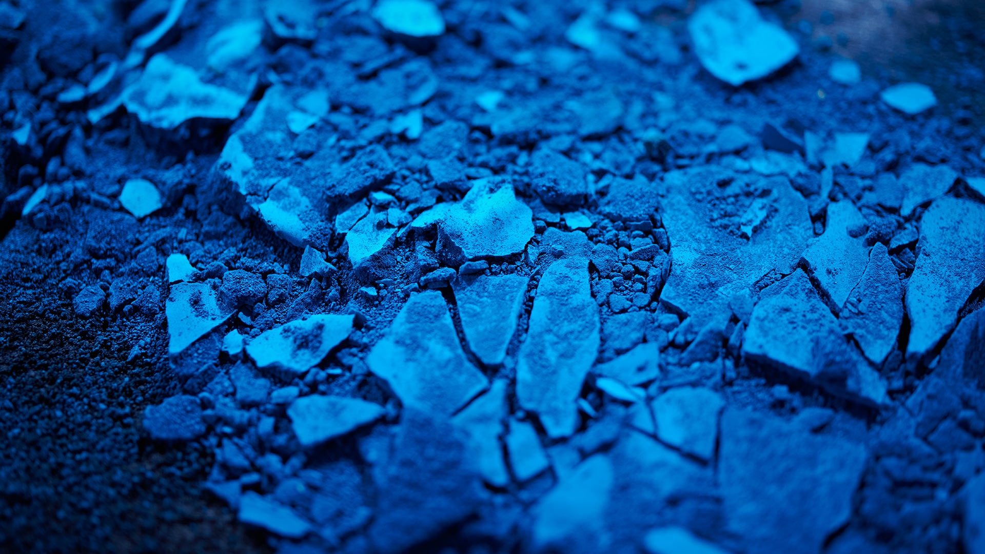 Getrocknetes Material - purer blauer Farbstoff für die Medizintechnik.Industriefoto für die Imagekampagne der Organica Feinchemie.
